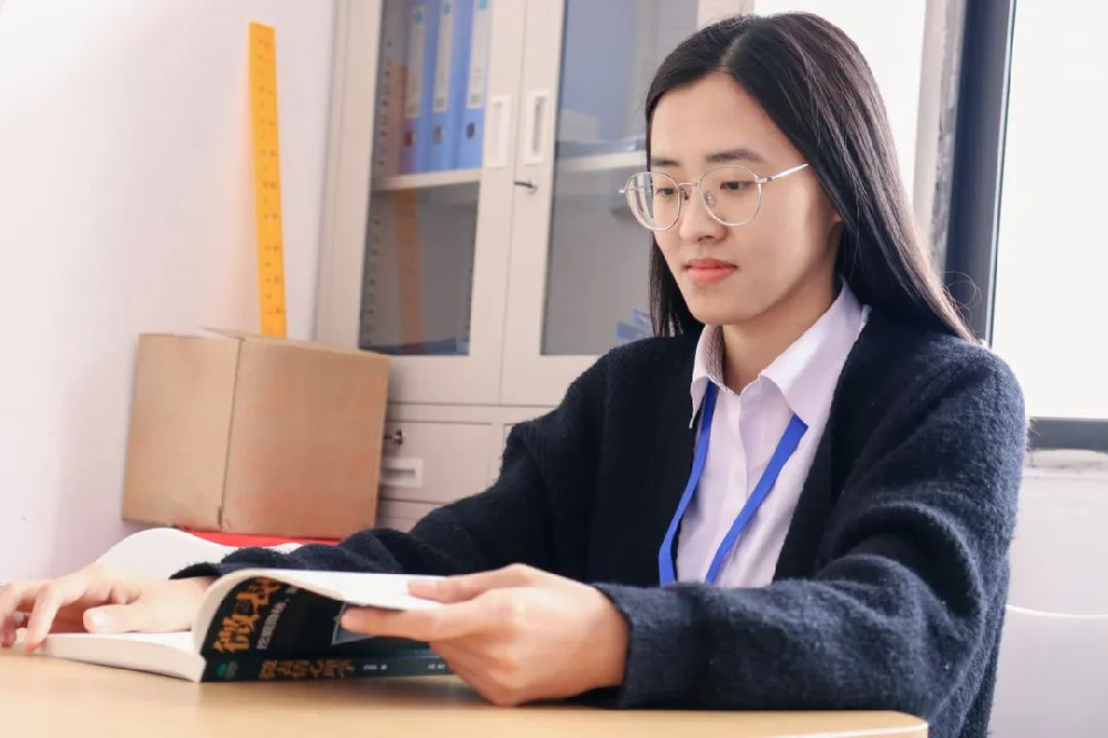 沐浴书香 润物无声︱热烈祝贺我校教师许小岚荣获揭阳市“书香教师”称号