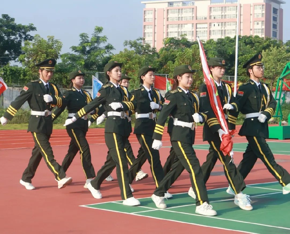 以青春之名 护国旗之威 ——我校学生国旗护卫队成长记