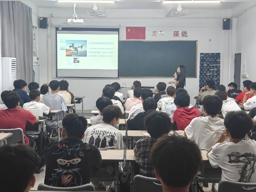 深化专业认知 规划成长路径