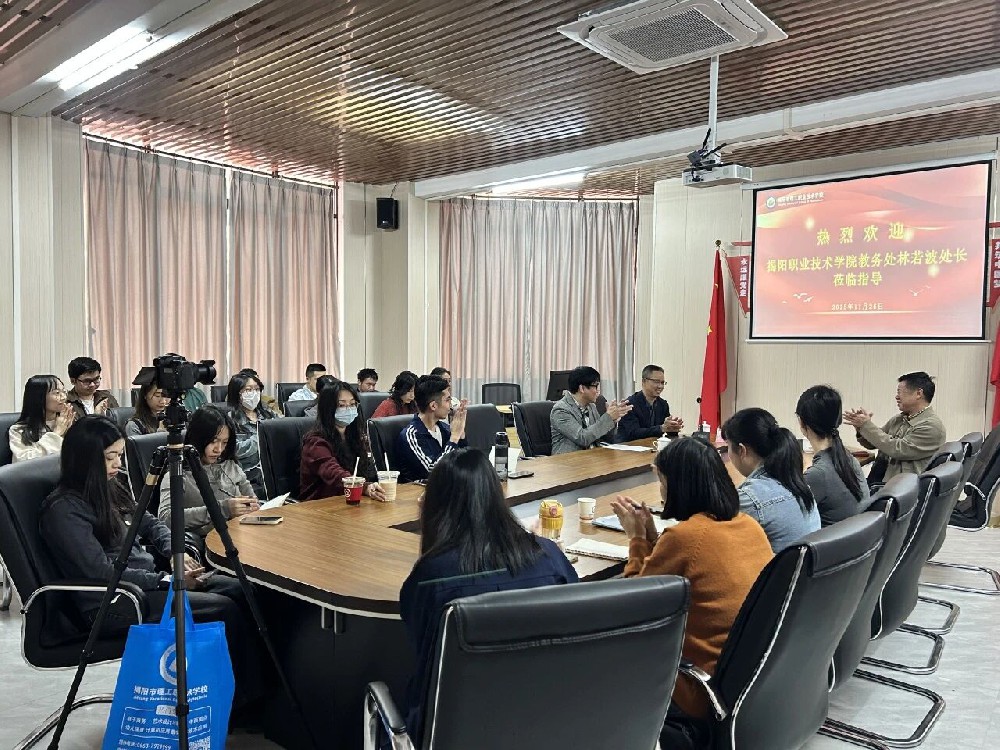 我校举办“科教研能力的提升方法与技巧”专题培训讲座