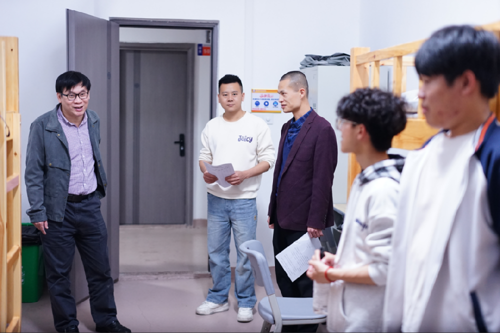 暖心走访传温情，细致关怀入宿舍